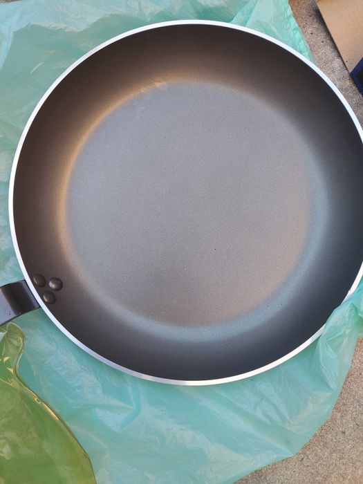 Duas frigideiras para restauração, 32cm e 40cm diâmetro.
