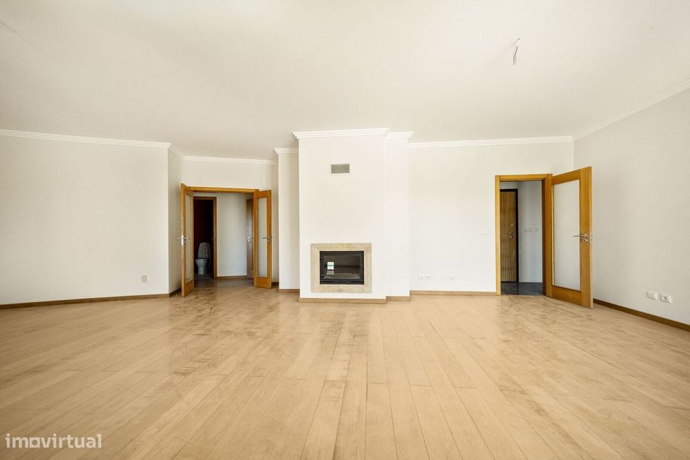 Apartamento T4 com jardim, Paço de Arcos, Oeiras