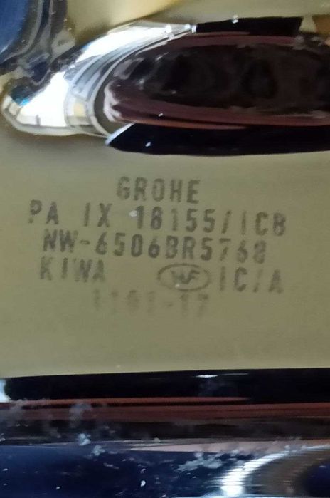Смеситель воды фирмы GROHE в рабочем состоянии