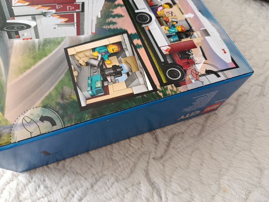 Конструктор LEGO City Пригодницький будинок на колесах (60454)