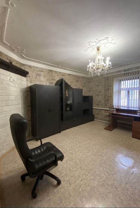 Продаю  4к будинок в Центрі