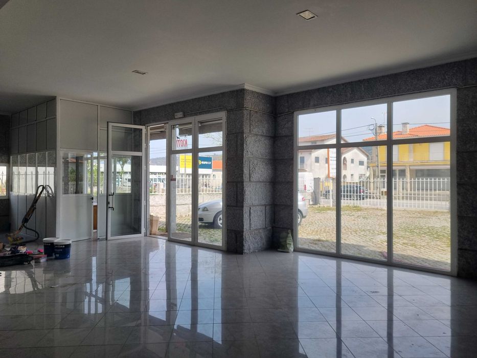 Loja e armazém com logradouro