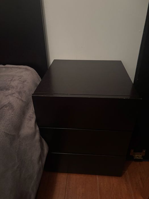 Cama com mesinhas de cabeceira