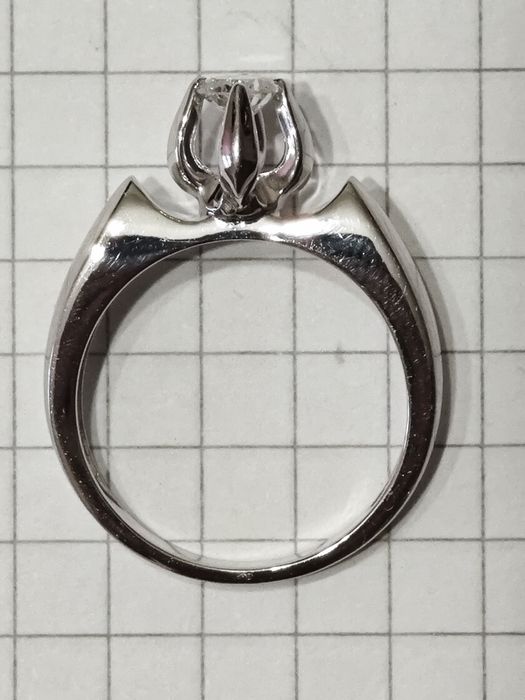Золота каблучка, з діамантом 0.320 ct, 585 проба.