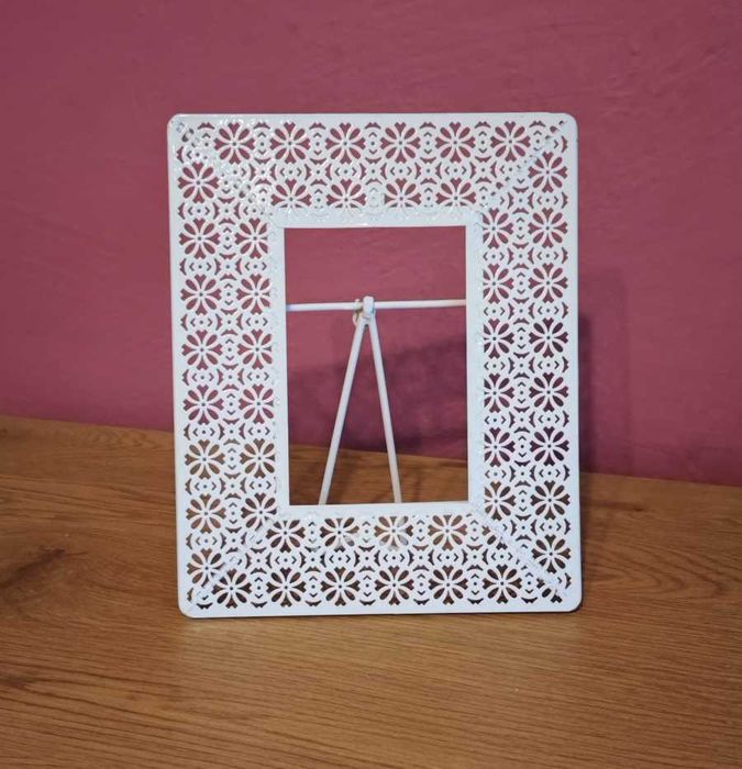 Biała metalowa ramka na zdjęcie ażur  15 cm x 10 cm