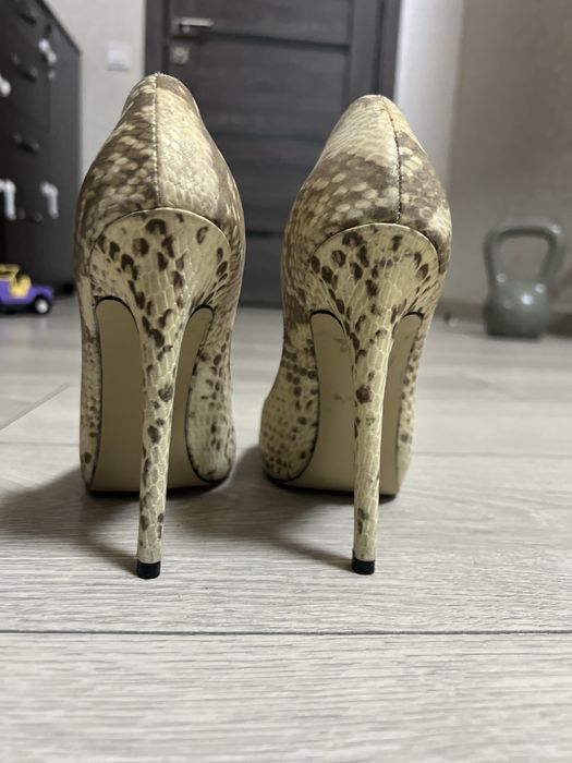 Туфлі човники на шпильці