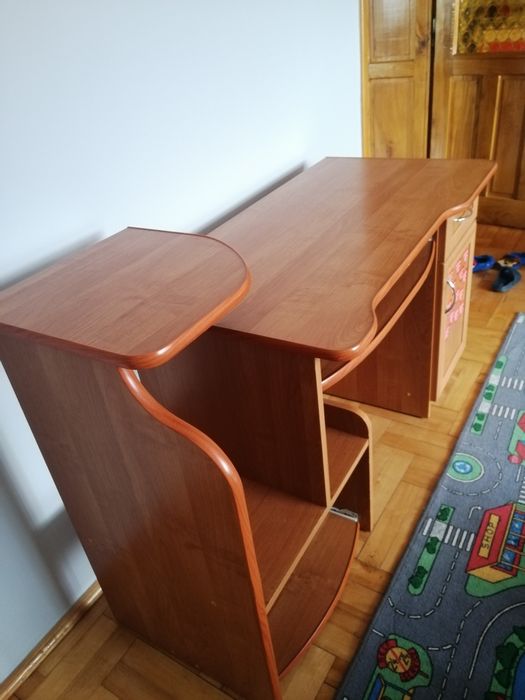 Biurko w kolorze olchy