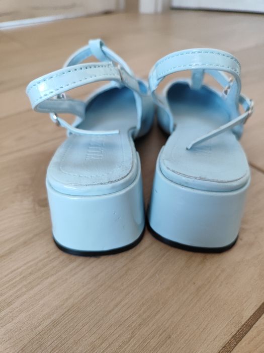 Блакитні туфлі, каблук