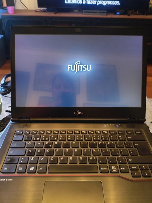 Fugitsu lifebook U 748  com avaria