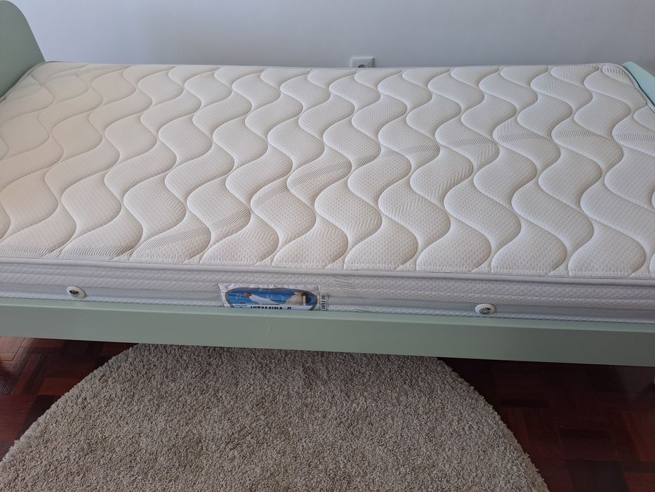 Cama de criança e colchão