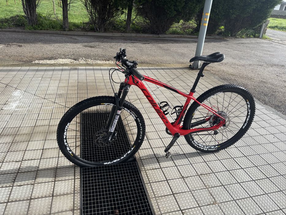 Bicicleta em carbono coluer
