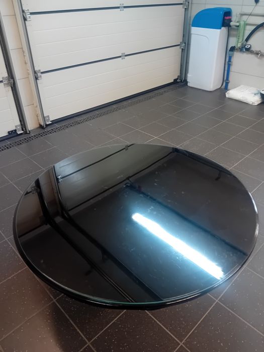Stół okrągły z szybą zabezpieczającą.