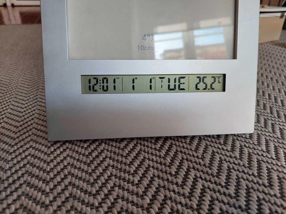 Moldura 15x10cm com relógio, calendário e termómetro