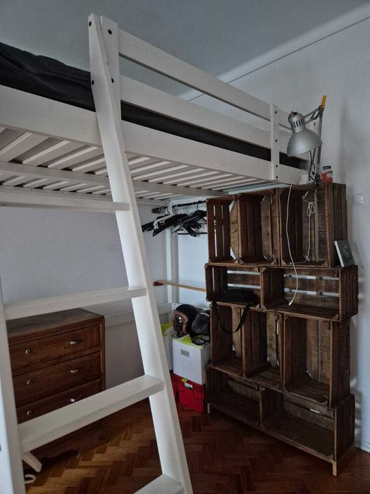 Cama alta IKEA em madeira