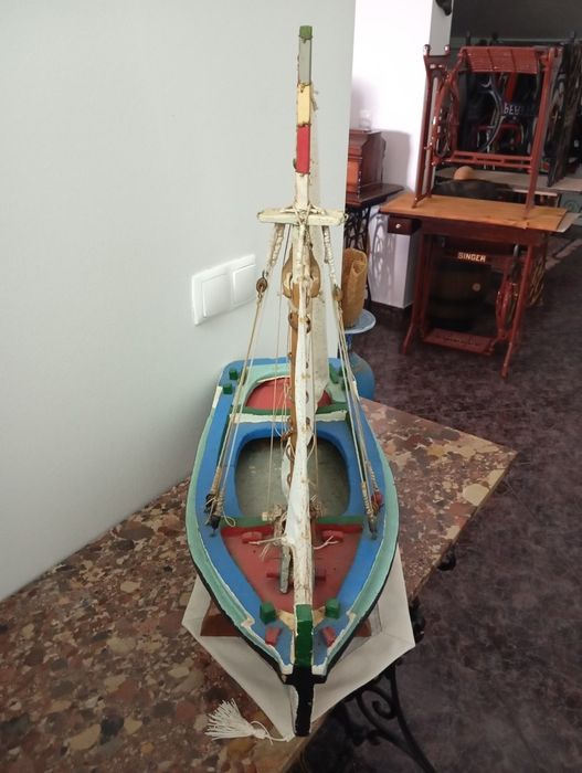 Barco miniatura feito em cortiça