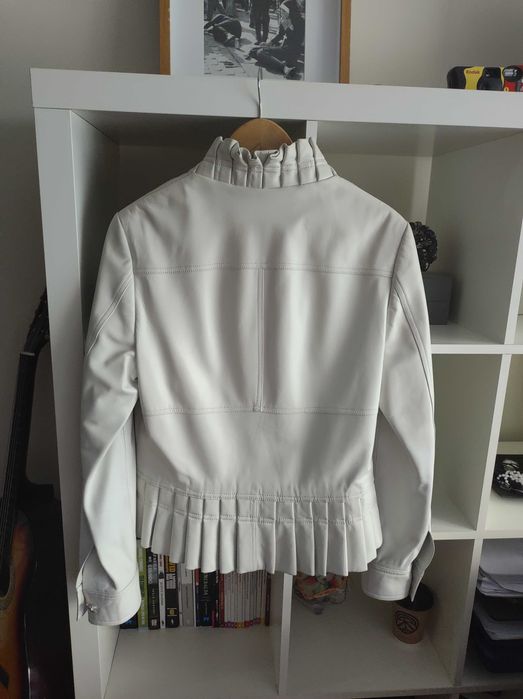 Blusão em pele, branco gelo da Betty Barclay. Bom estado geral