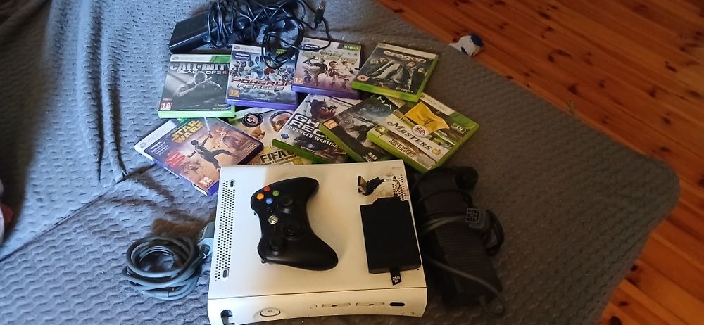 Xbox 360 z grami i kinektem i z jednym padem