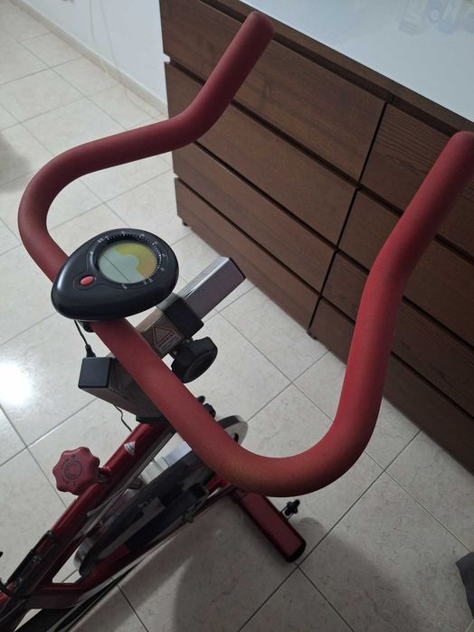 Bicicleta de ciclismo indoor BH Fitness SB2 vermelha