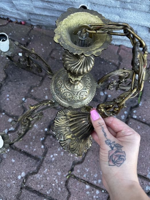 Mosiezny żyrandol wiszacy