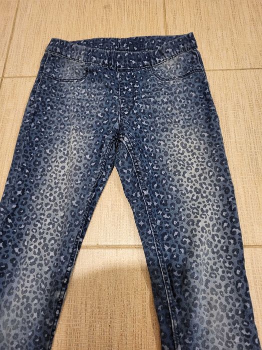 wytarte jegginsy/ cienkie jeansy rurki w cętki H&M 128