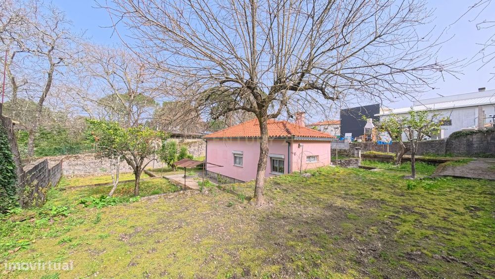 Moradia térrea com jardim, terraço e anexos junto ao Fontelo – Viseu