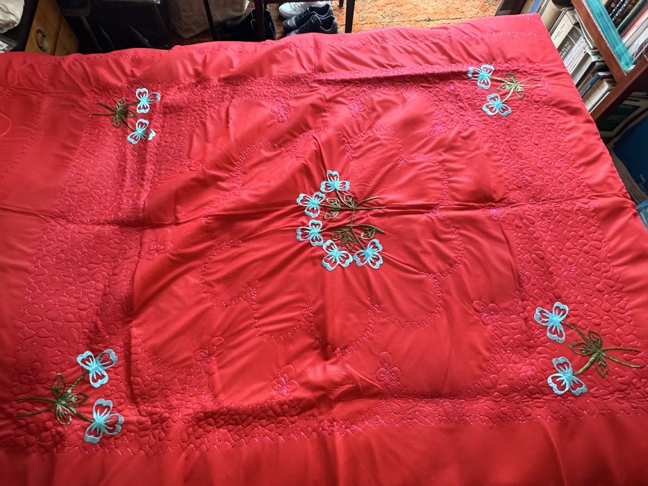 Colcha, almofadas, tapetes e naprons