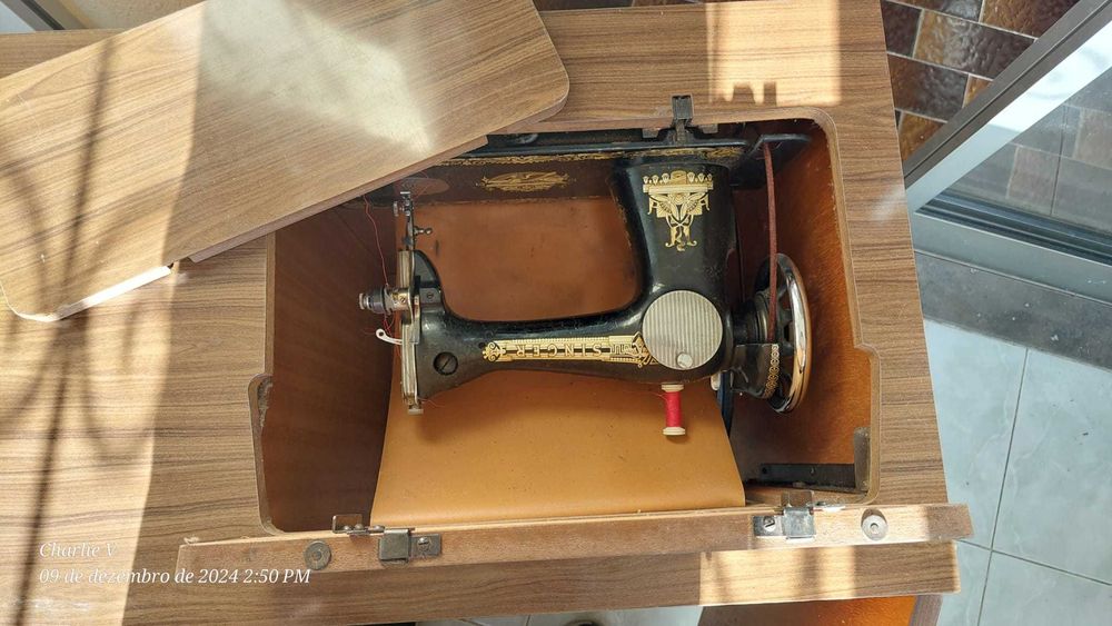 Máquina de Costura Singer 15K com móvel