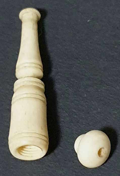 Antiga preciosa boquilia asiatica esculpida com tampa