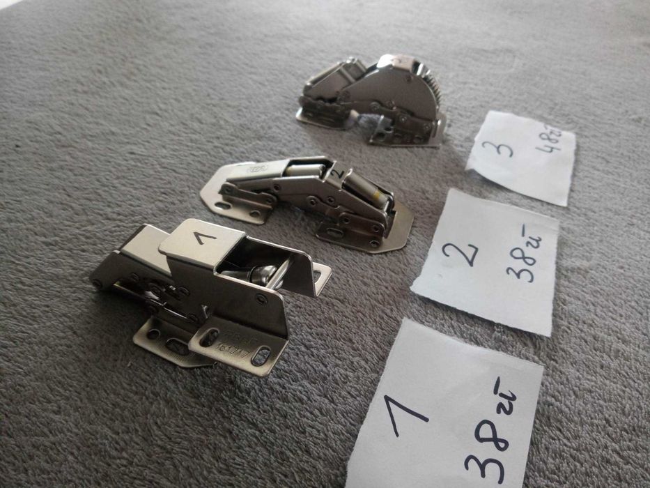 Zawiasy frontów szafek przyczepa kempingowa, kamper