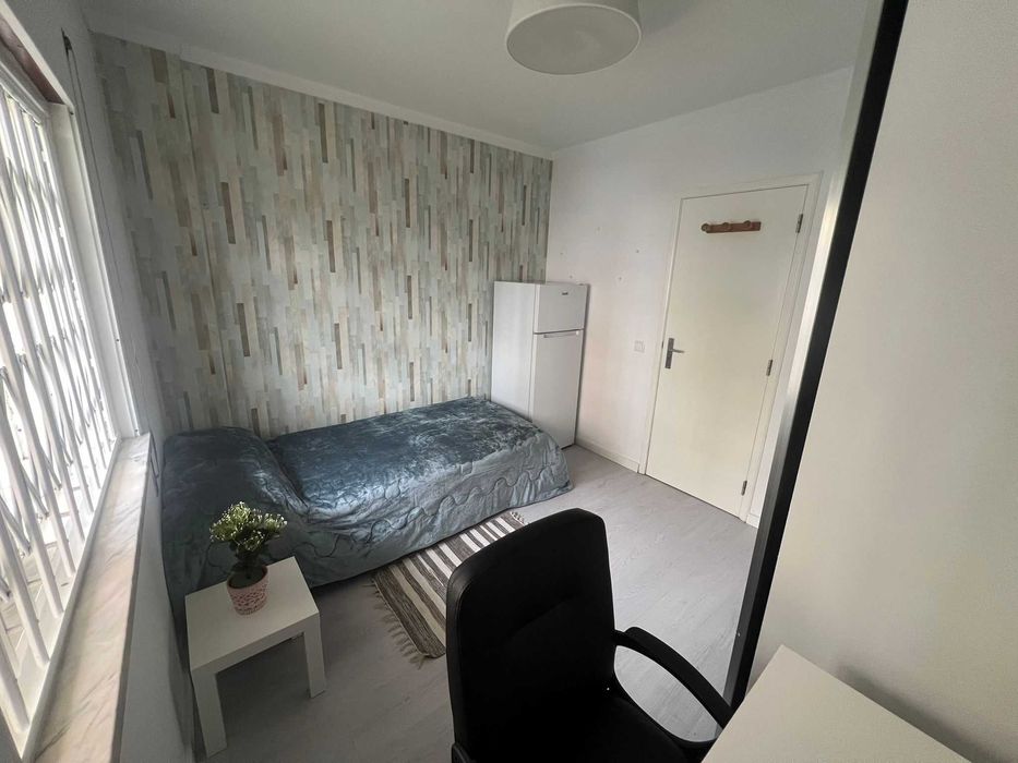 Quarto para arrendar com frigorífico e móveis novos
