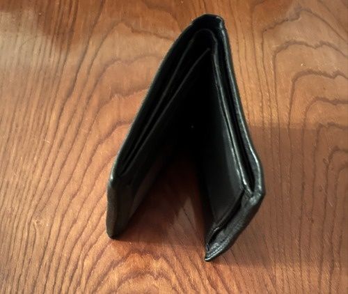 Carteira clássica preta em pele