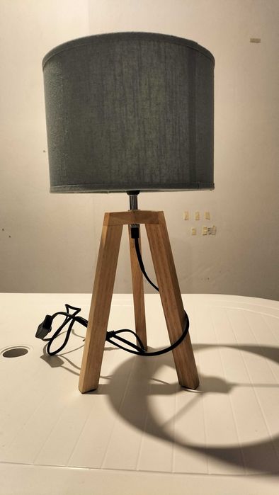 Candeeiro com pé de madeira