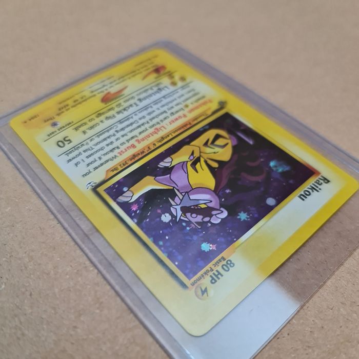 Carta Pokémon Raikou 13/64 - Capa Protetora Incluída