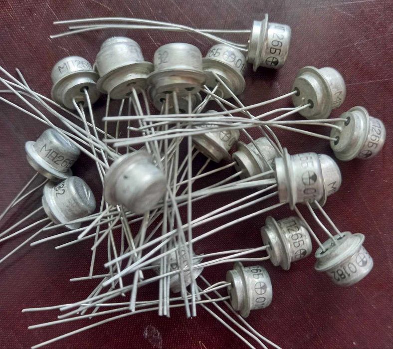 Транзисторы (СССР):  МП25Б, АЛ304Г (Au)  и др.