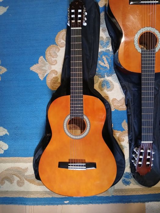 2 violas Valencia/Ns guitar