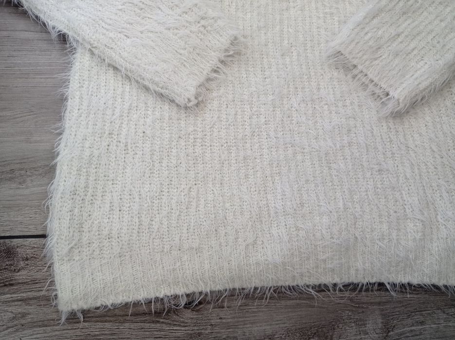 Sweter damski s młodziezowy