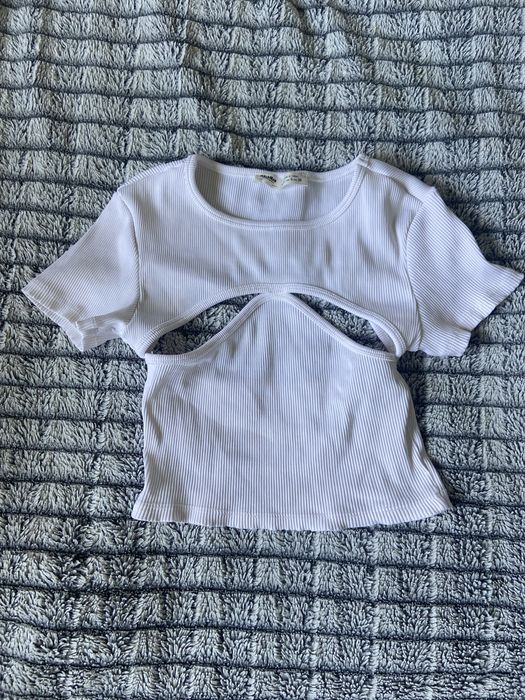 biały top z wycięciami, letni crop top