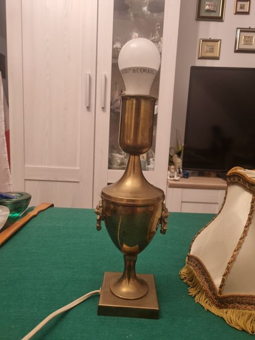 Lampa stołowa z mosiądzu stylizowana na amfore