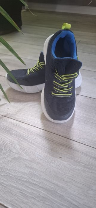 Sprzedam lekkie adidasy chłopięce 32