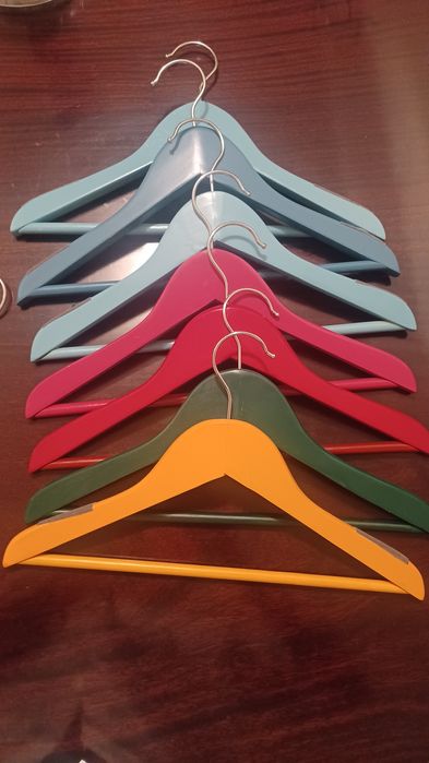 16 Cabides (cruzetas)  coloridos para roupa criança