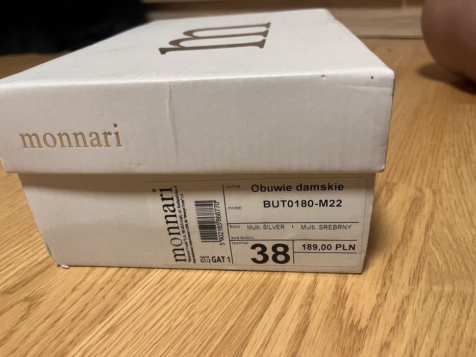nowe skórzane buty monnari