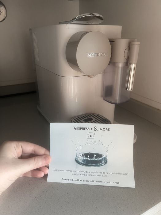 Máquina de Café NESPRESSO Lattissima One