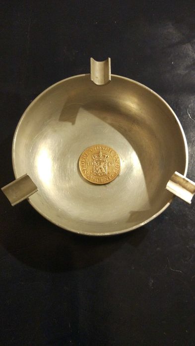 Conjunto de 2 cinzeiros holandeses.