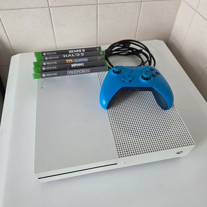Xbox One S 1TB com Comando e 5 Jogos