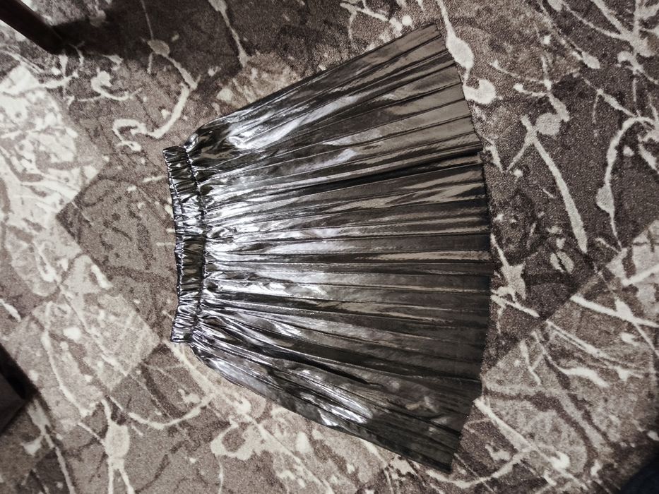 Продаётся нарядная серебреная плисировка юбка