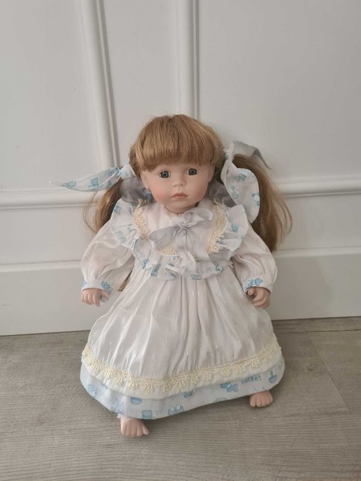 Boneca de porcelana colecionável