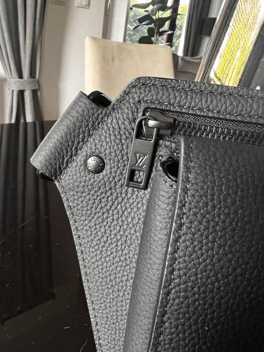 Louis Vuitton Czarna torba Aerogram LV Takeoff Sling Bag