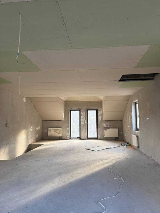 Продаж котеджу по ЄВідновлення в Брюховичах, з виглядом на озеро.