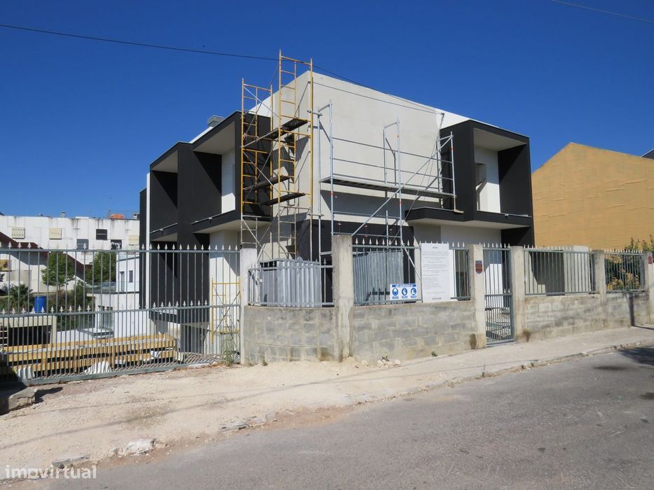 Moradia T4 com piscina e anexo para venda em Odivelas junto ao Centro