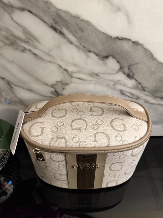 Nowa kosmetyczka kuferk guess
